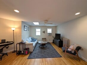 24 Burnham St, Unit 3 in Somerville, MA - Foto de edificio - Building Photo