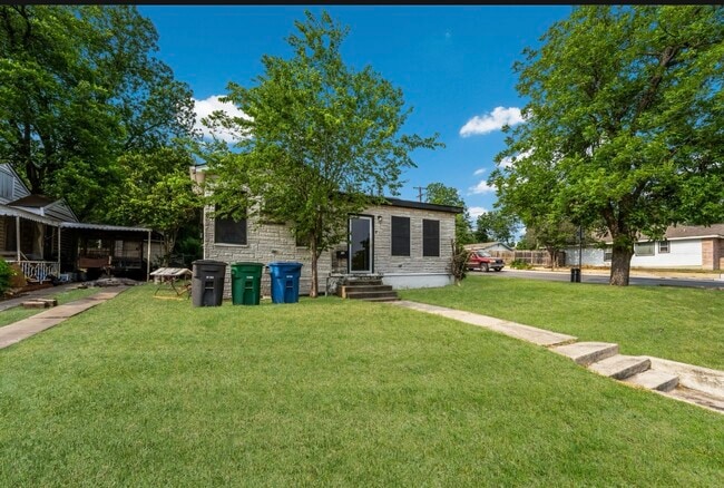 1019 Chicago Blvd in San Antonio, TX - Building Photo - Building Photo