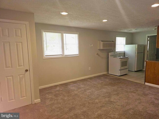 144 Hillcrest Dr, Unit 24 in Fredericksburg, VA - Building Photo - Building Photo
