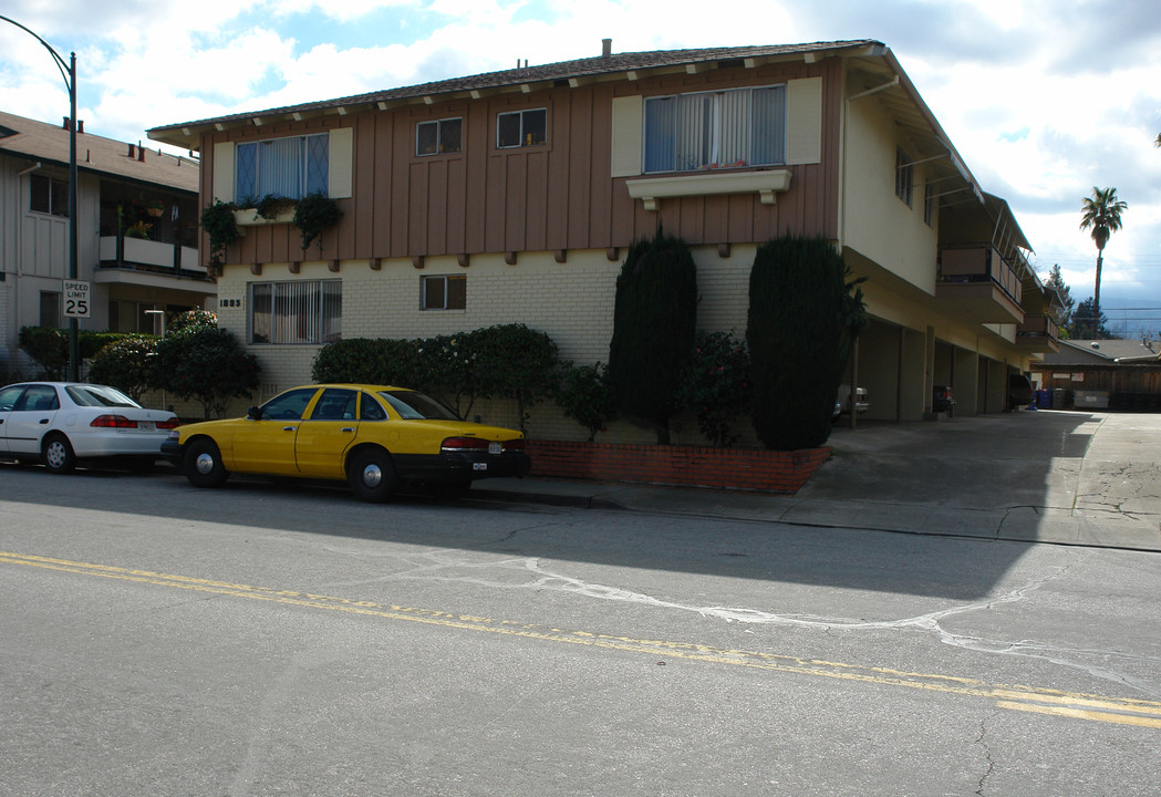 1895 Ednamary Way in Mountain View, CA - Foto de edificio