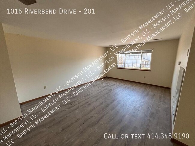 1016 Riverbend Dr in Hartford, WI - Building Photo - Building Photo