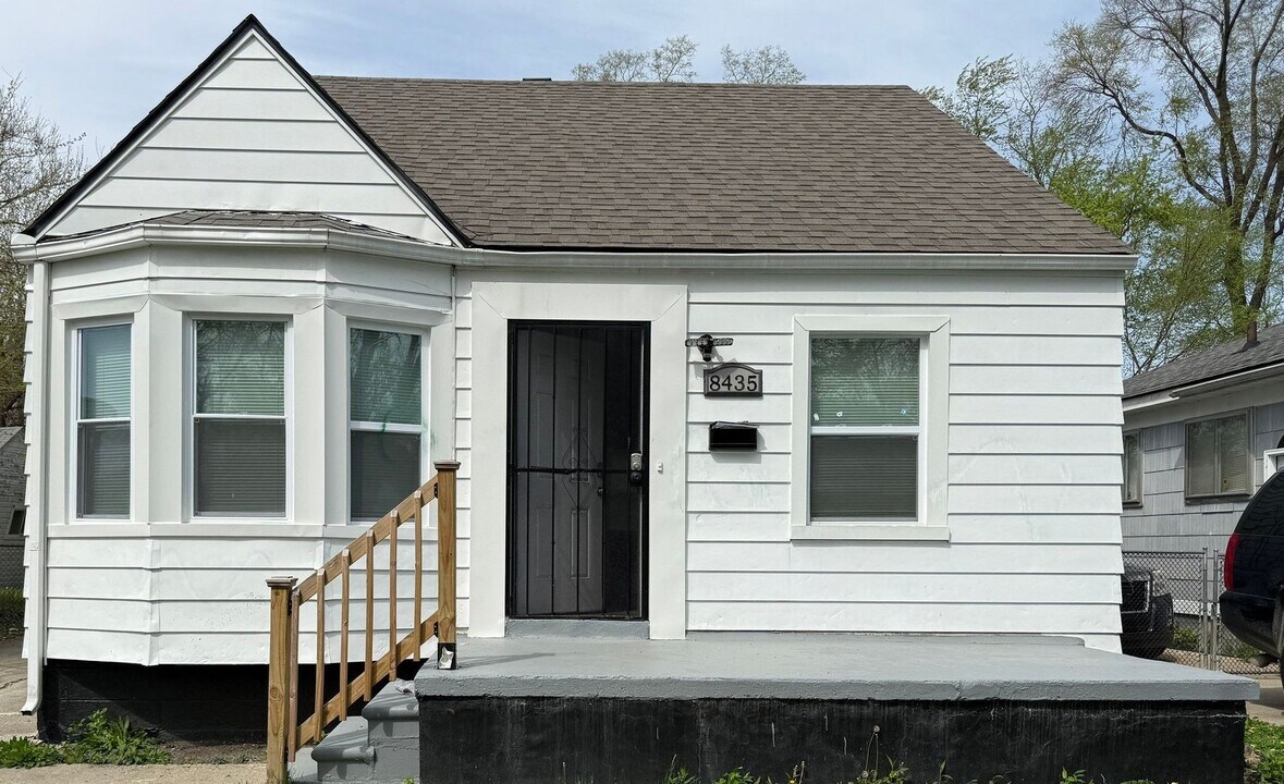 8435 Burt Rd in Detroit, MI - Building Photo