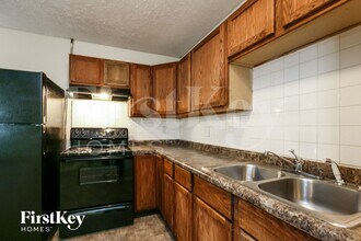 8209 E 37th Pl in Indianapolis, IN - Foto de edificio - Building Photo