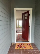 919 Karen Ann Dr in Camano, WA - Foto de edificio - Building Photo