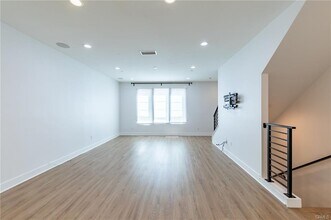 10736 Bloomfield St in Toluca Lake, CA - Building Photo - Building Photo