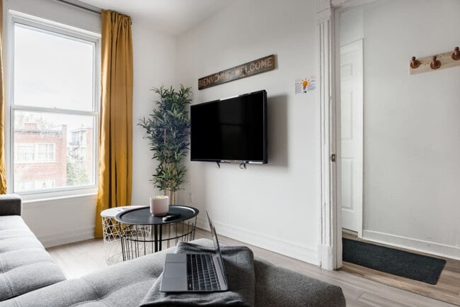 property at 4631 Rue Ontario E