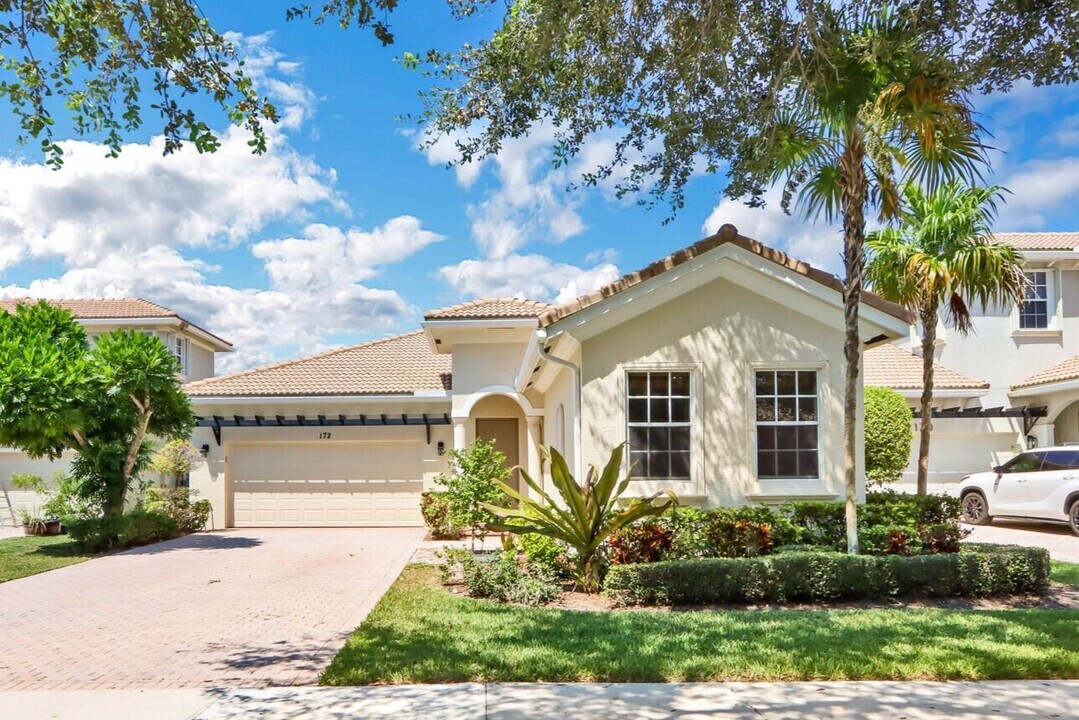 172 Via Catalunha in Jupiter, FL - Building Photo