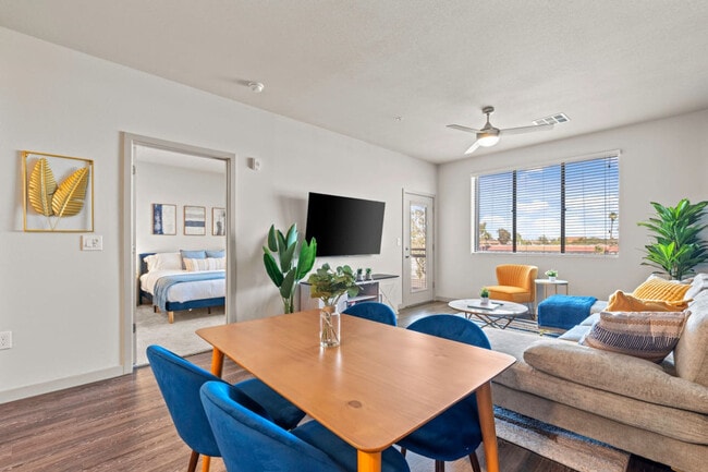 711 W Broadway Rd in Tempe, AZ - Foto de edificio - Building Photo