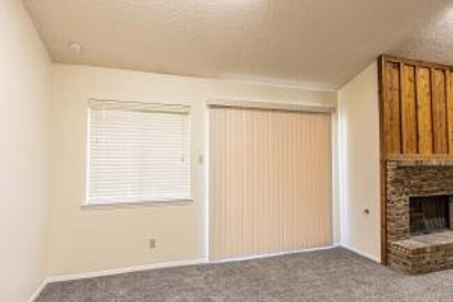 2008 Amy Sue Dr in El Paso, TX - Foto de edificio - Building Photo