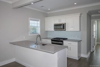 262 Indian Head Rd in Kings Park, NY - Foto de edificio - Building Photo