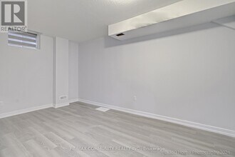924 Rexton Dr in Oshawa, ON - Building Photo - Building Photo