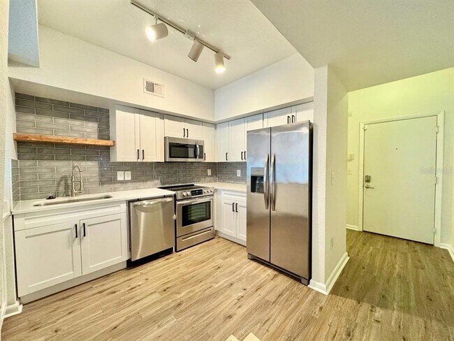 2402 W Azeele St in Tampa, FL - Building Photo - Building Photo