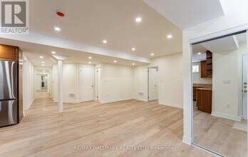 536 Highcliffe Dr in Vaughan, ON - Building Photo - Building Photo