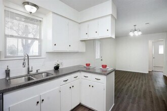 419 S 2nd St in Beasley, TX - Building Photo - Building Photo