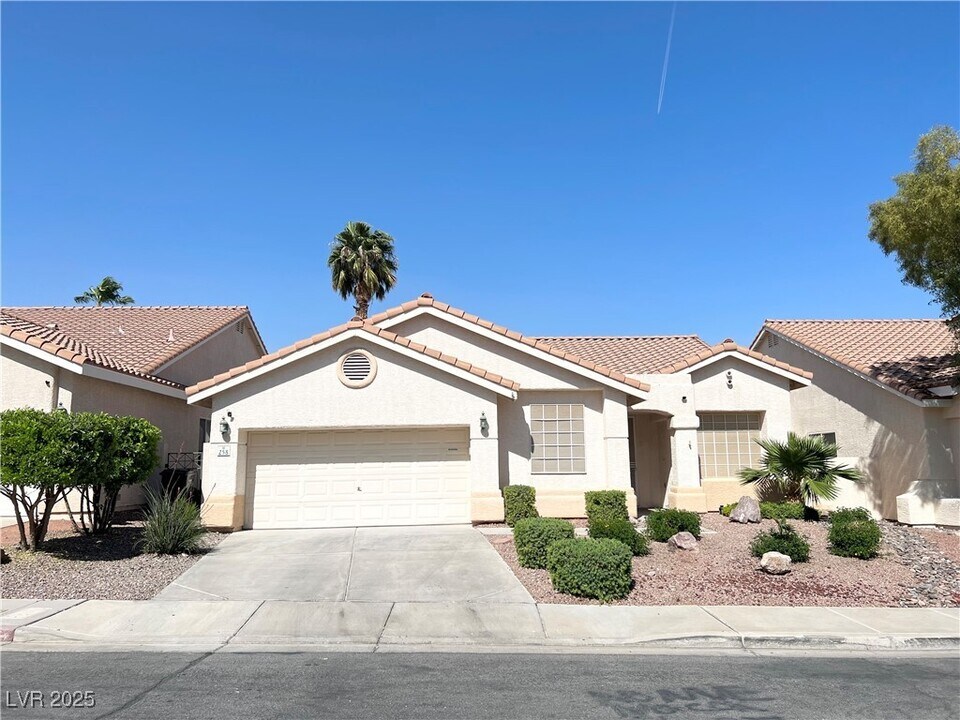 258 Whitewater Village Ct in Henderson, NV - Foto de edificio