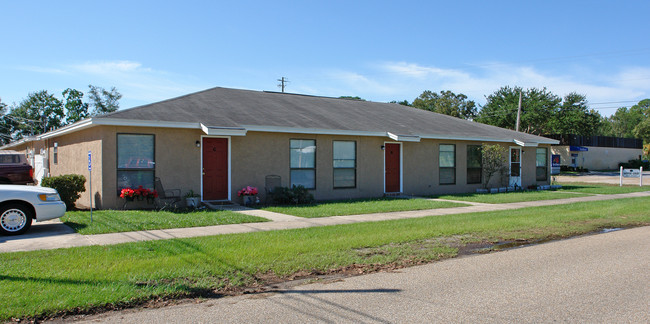 703-711 Florida Ave in Lynn Haven, FL - Foto de edificio - Building Photo