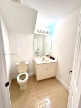 11102 NW 83rd St in Doral, FL - Foto de edificio - Building Photo