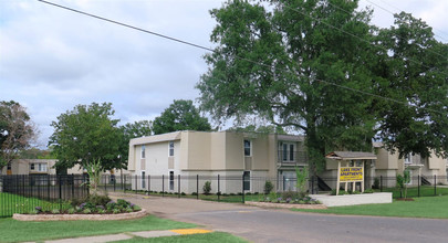 Lakefront Apartments in Shreveport, LA - Foto de edificio - Building Photo