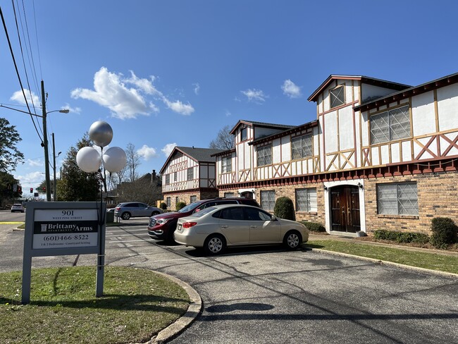 Brittany Arms Apartments in Hattiesburg, MS - Building Photo - Primary Photo