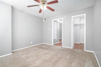 Lawnwood Apartments in San Antonio, TX - Foto de edificio - Building Photo