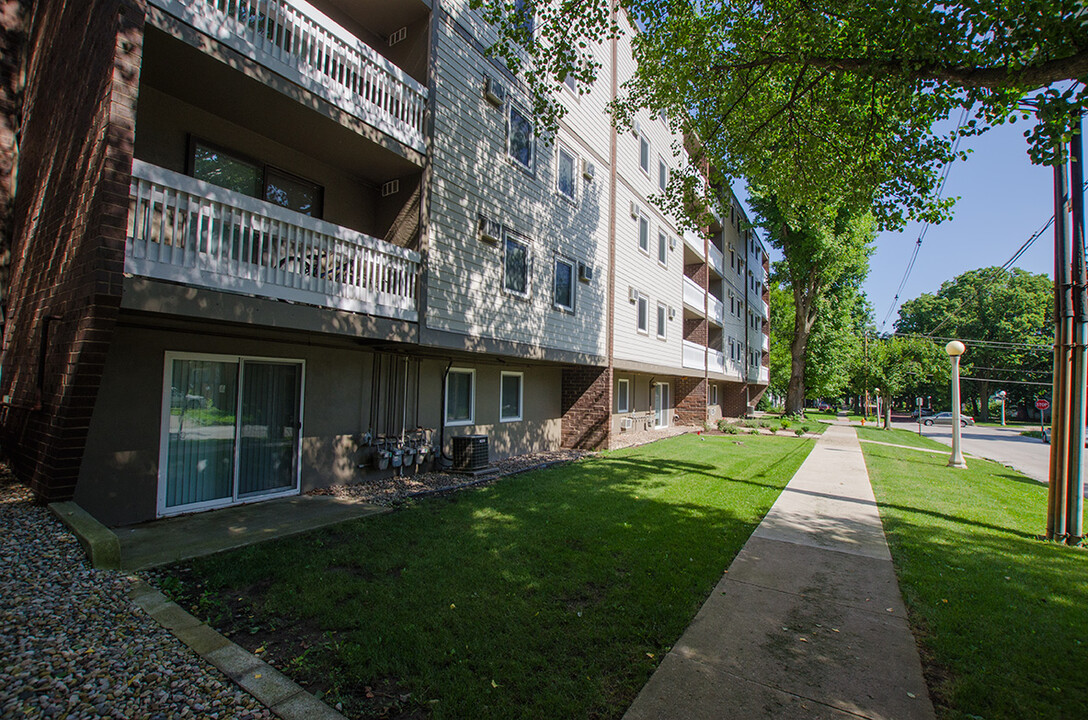 505 S Busey Ave in Urbana, IL - Foto de edificio