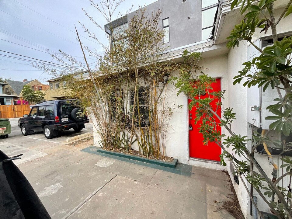 39 Brooks Ave in Los Angeles, CA - Building Photo