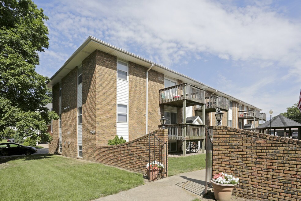 716 Arcadia Apartments and Nearby Bloomington Apartments For Rent