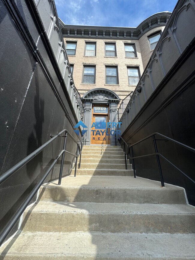 1942 Beacon St, Unit 1932-3
