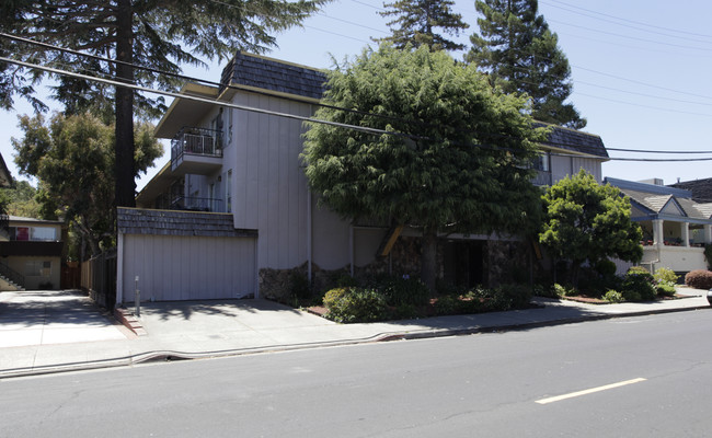 668 Cedar in San Carlos, CA - Foto de edificio - Building Photo