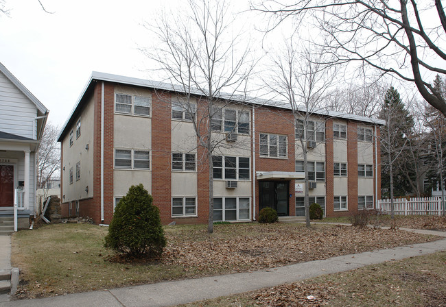 2500 Pleasant Ave S in Minneapolis, MN - Building Photo - Building Photo