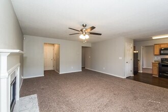 1013 St Augustine Pkwy in Locust Grove, GA - Foto de edificio - Building Photo