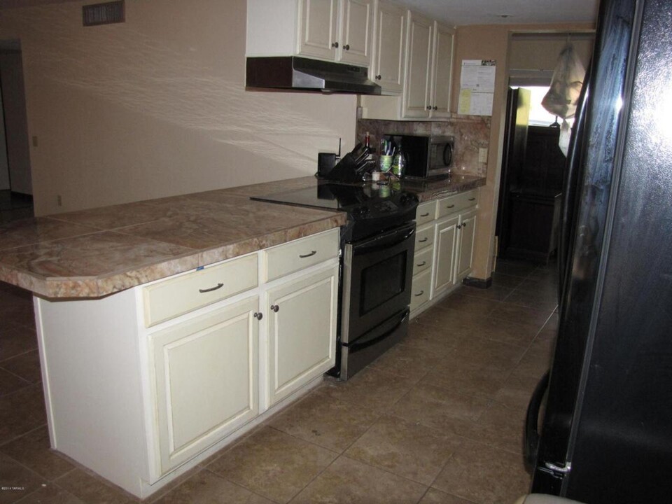 8234 E Big Horn Trl in Tucson, AZ - Building Photo
