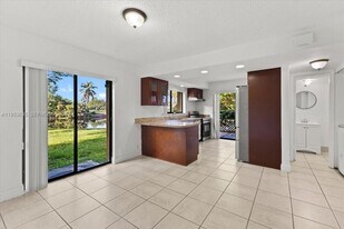 181 Wimbledon Lakes Dr in Plantation, FL - Building Photo