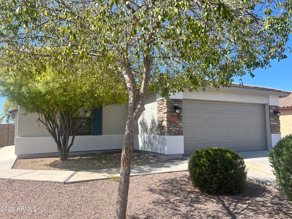 24911 W Dove Run Dr in Buckeye, AZ - Building Photo