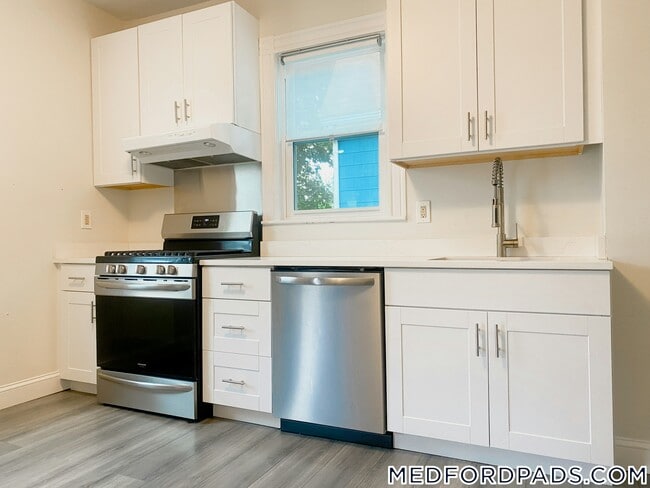 98 Bristol Rd in Medford, MA - Building Photo - Building Photo