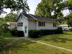 2104 Iowa St in Cedar Falls, IA - Building Photo - Building Photo