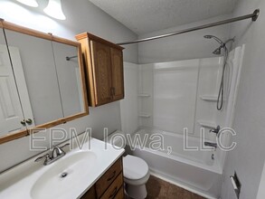 1407 Robin Rd in Waterloo, IA - Building Photo - Building Photo