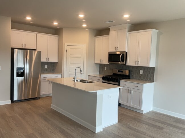 802 Treeline Rd in Moore, SC - Foto de edificio - Building Photo