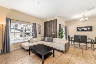 4900 Clock Tower Dr in Kissimmee, FL - Foto de edificio - Building Photo