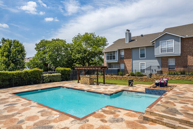 Woodbridge Apartments in Bedford, TX - Building Photo - Building Photo