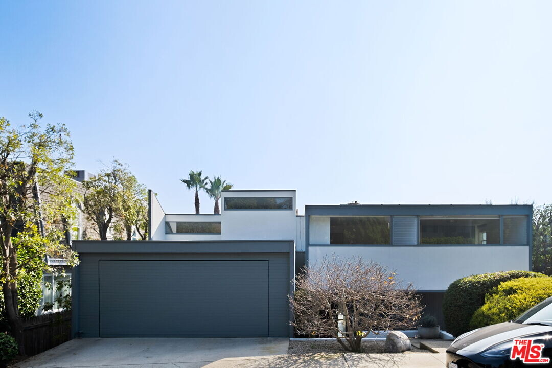 577 N Greencraig Rd in Los Angeles, CA - Building Photo