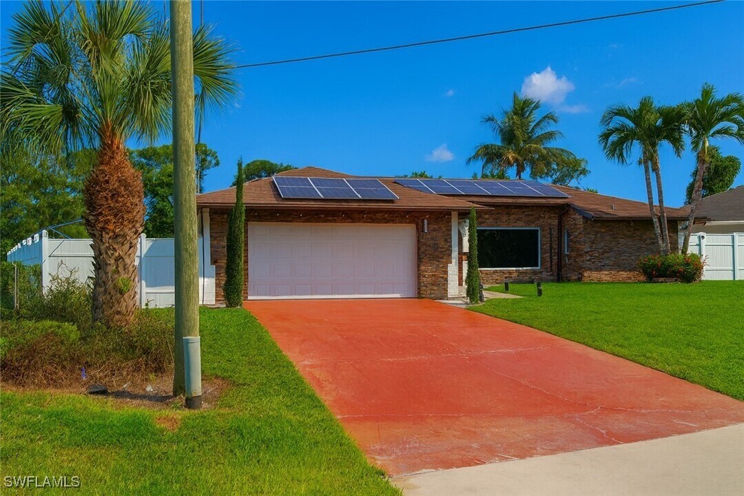 5556 32nd Ave SW in Naples, FL - Building Photo