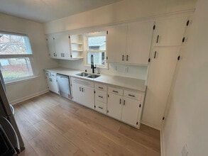 9212 W Michigan St in Milwaukee, WI - Foto de edificio - Building Photo