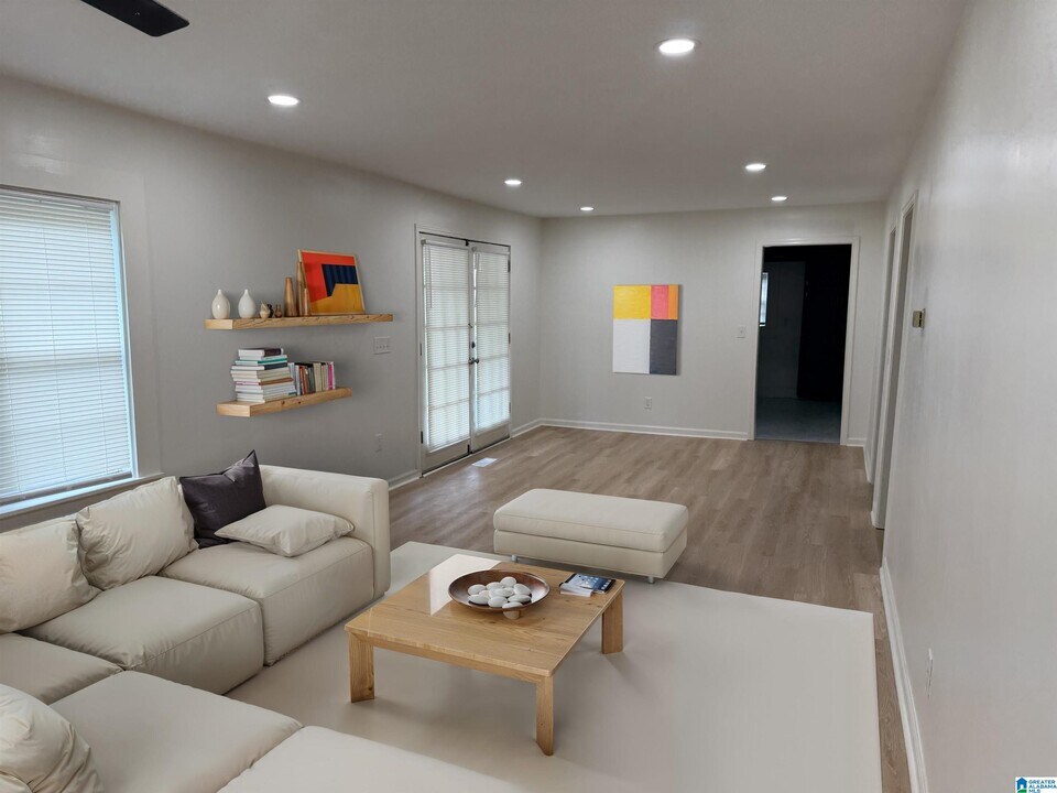 621 Odum Rd in Gardendale, AL - Building Photo