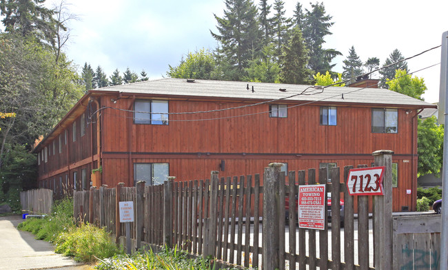 Rainier Drive Apartments in Everett, WA - Building Photo - Building Photo