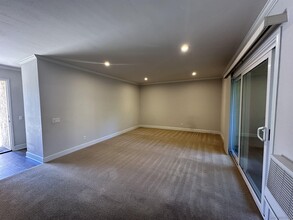 8541 Villa La Jolla Dr in San Diego, CA - Building Photo - Building Photo