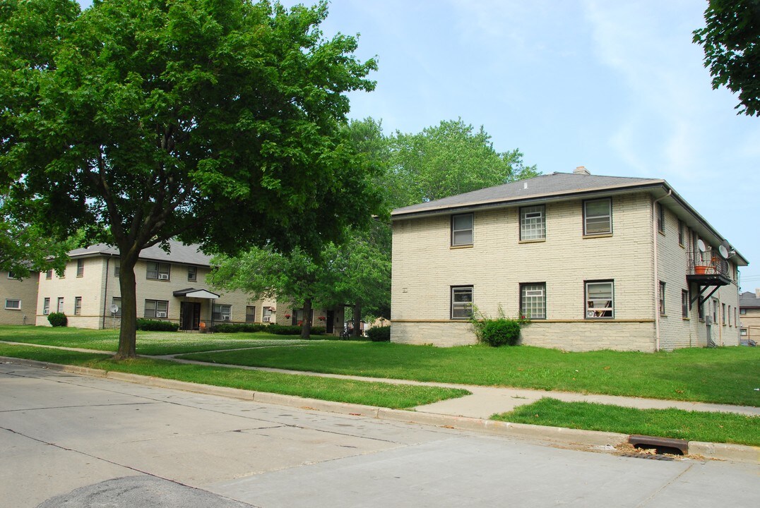 5020-5030 S 14th St in Milwaukee, WI - Building Photo