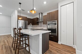 6658 NW 102nd Path in Doral, FL - Building Photo - Building Photo
