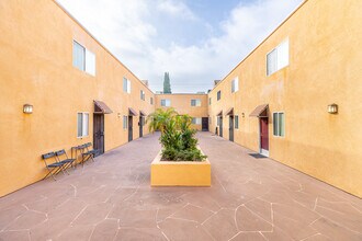 14740 Erwin in Van Nuys, CA - Foto de edificio - Building Photo