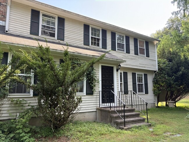 1240 Bronson Rd in Fairfield, CT - Building Photo - Building Photo